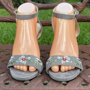 💋Bebe Gray Embroidered Floral Ankle Strap Faux Suede Open Toe Heels